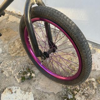 Bicicleta BMX Negra llantas aluminio moradas