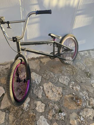 Bicicleta BMX Negra llantas aluminio moradas