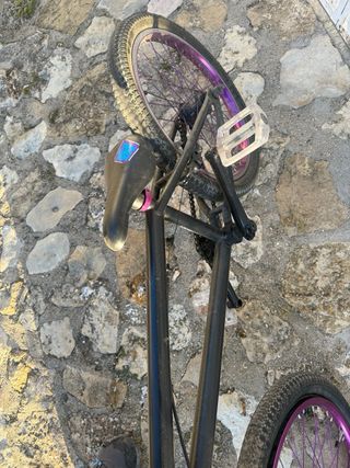 Bicicleta BMX Negra llantas aluminio moradas