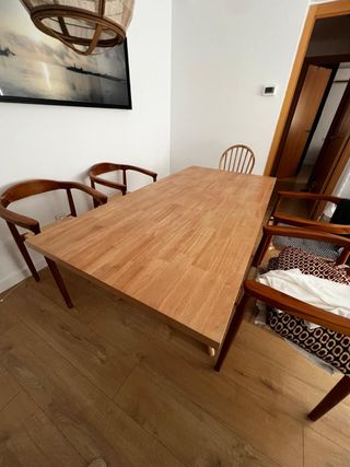 Mesa de comedor de madera