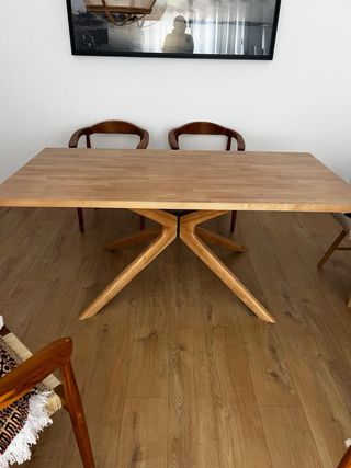 Mesa de comedor de madera