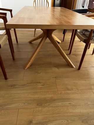 Mesa de comedor de madera