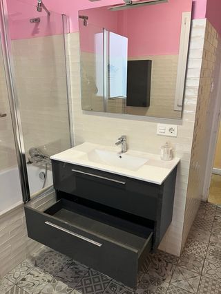 Mueble de baño suspendido con espejo