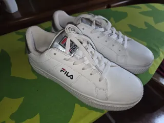 Deportivas Fila Blancas y Plateadas
