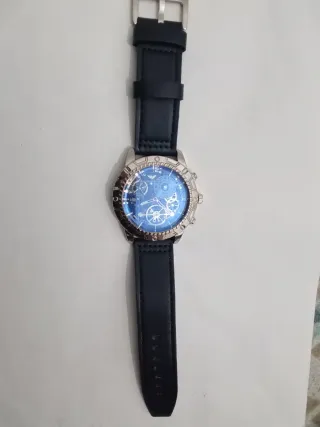 Reloj de pulsera azul con correa negra