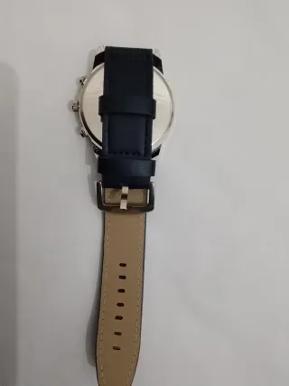 Reloj de pulsera azul con correa negra