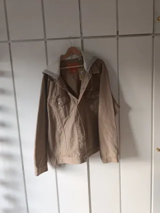 Chaqueta Levis Beige con Capucha
