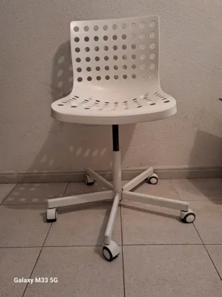 Silla de escritorio blanca con ruedas