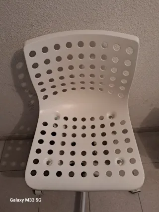 Silla de escritorio blanca con ruedas