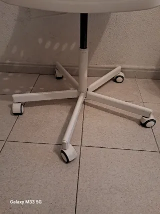 Silla de escritorio blanca con ruedas