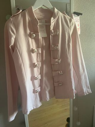 Blazer rosa con botones dorados