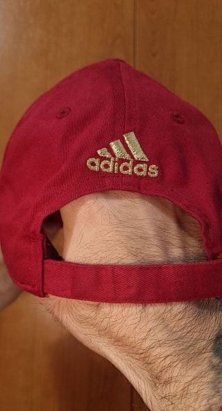 Gorra Adidas original broche strapback.