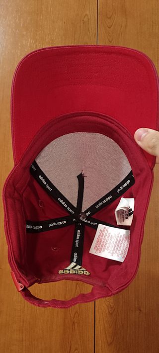 Gorra Adidas original broche strapback.