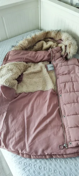 Cazadora acolchada rosa con capucha