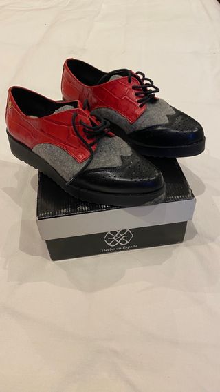 Zapatos cordones rojos y negros T.36