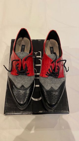 Zapatos cordones rojos y negros T.36