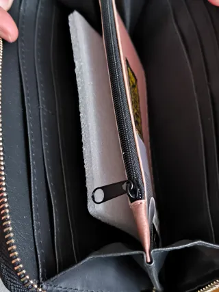 Cartera Mujer Batgirl DC Comics Negra y Dorada