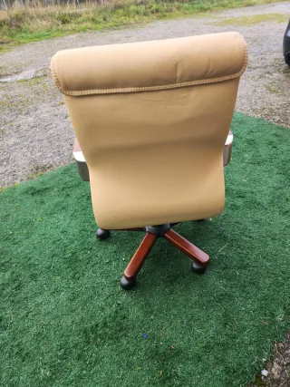 Silla de despacho piel y madera