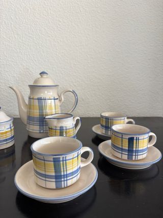 Juego de tazas de cerámica a cuadros