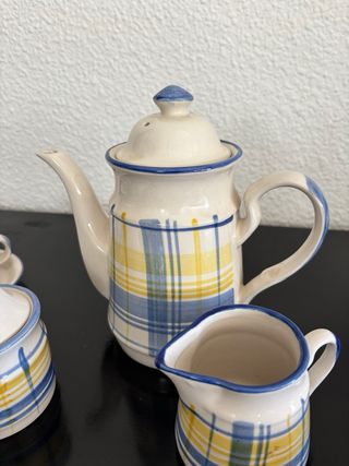 Juego de tazas de cerámica a cuadros