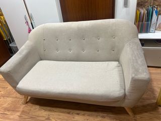 Sofá 2 plazas beige tela.