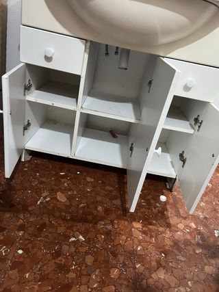 Mueble de baño con lavabo y espejo