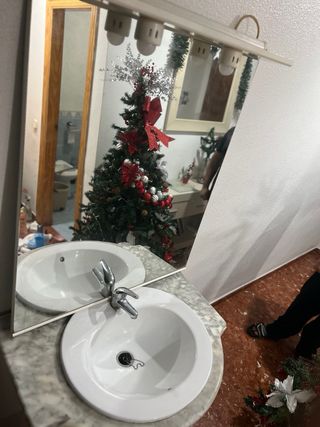 Mueble de baño con lavabo y espejo
