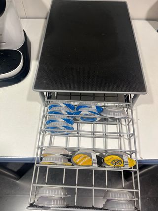 Cafetera Tassimo, cajonera para cafés y algun cafe