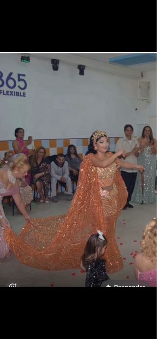 Vestido de fiesta dorado y naranja