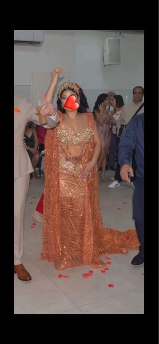 Vestido de fiesta dorado y naranja