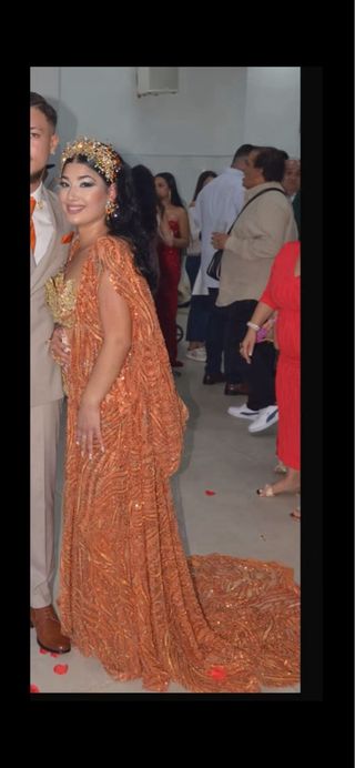 Vestido de fiesta dorado y naranja