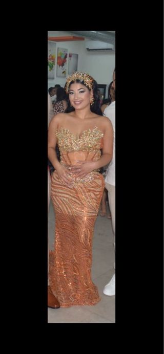 Vestido de fiesta dorado y naranja