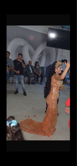 Vestido de fiesta dorado y naranja