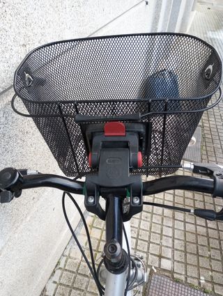 Bicicleta de paseo plateada con cesta