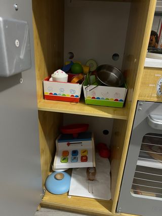 Cocinita de madera y complementos