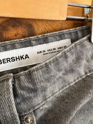 Bermudas Bershka baggy con etiqueta