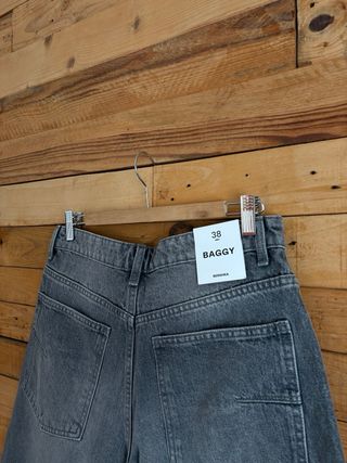 Bermudas Bershka baggy con etiqueta