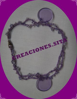 Pulsera negra con abalorios plateados