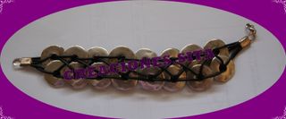 Pulsera negra con abalorios plateados