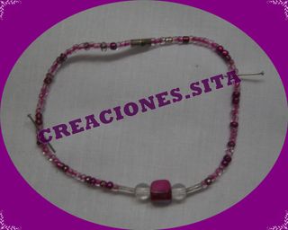 Pulsera negra con abalorios plateados