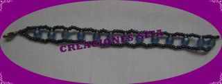 Pulsera negra con abalorios plateados