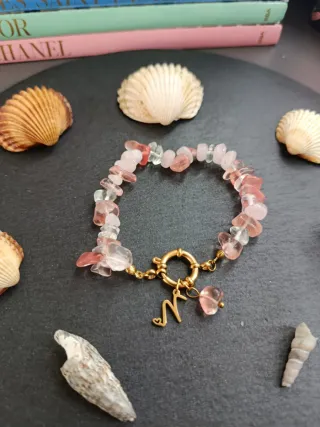 Bracciale pietre rosa e oro con iniziale N