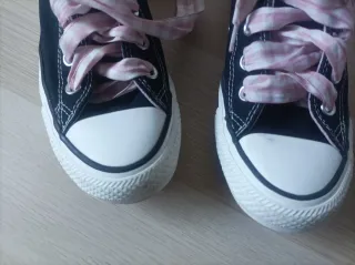 Converse mujer talla 37 negras con cordones rosas