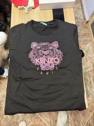 Camiseta Kenzo Negra con Bordado Rosa