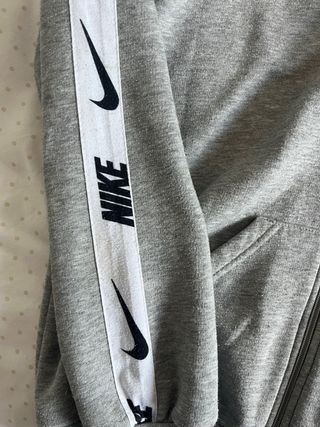 Chaqueta Nike Gris con Logo