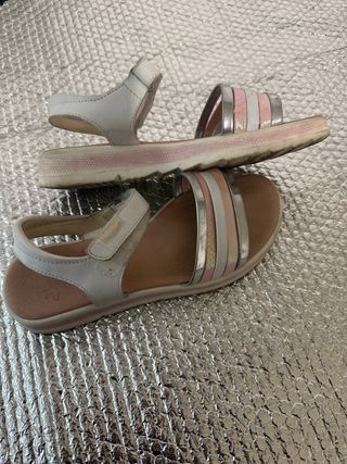 Sandalias Pablosky plateadas y rosas