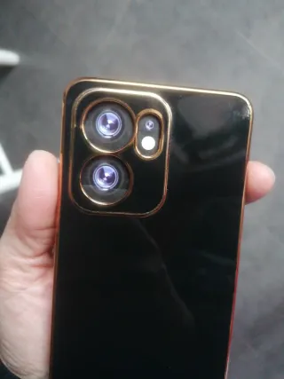 Funda Oppo Reno 13 Negra y ribete dorados