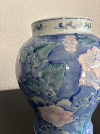 Vasija antigua vintage azul y rosa