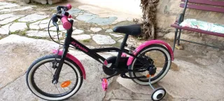 Bicicleta infantil rosa de 4 rodes