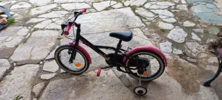 Bicicleta infantil rosa de 4 rodes